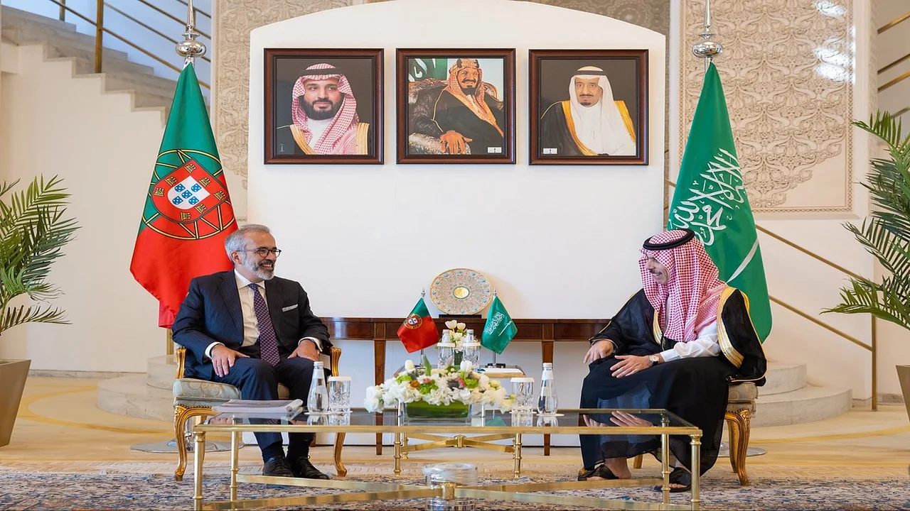 وزير الخارجية يبحث مع نظيره البرتغالي ملفات التعاون المشترك وسبل تعزيزها
